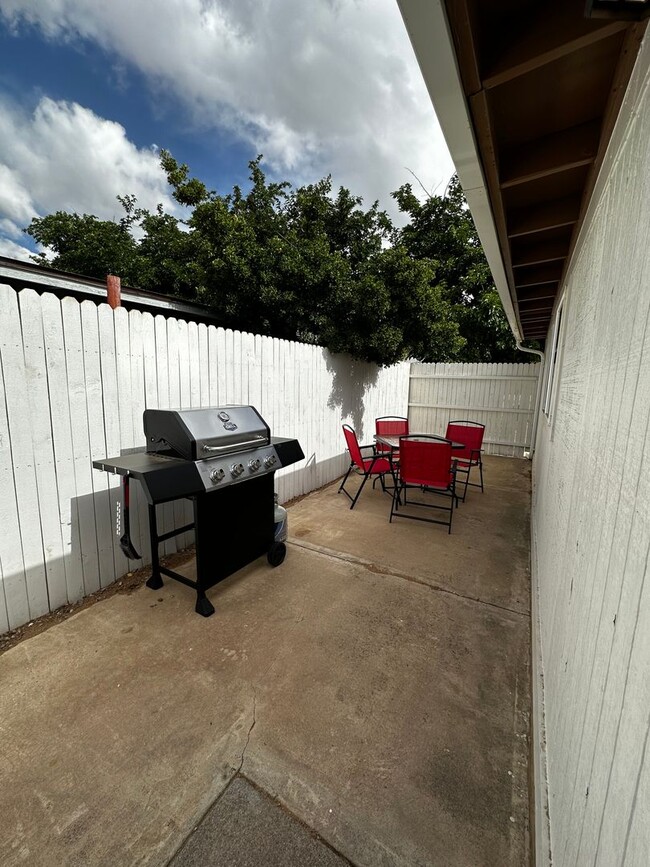 Building Photo - Beautiful Newly Remodeled Furnished Home: ...