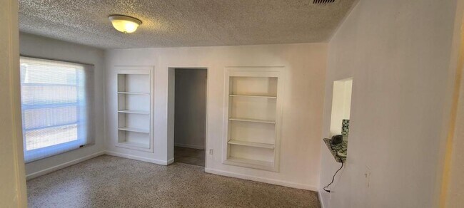 Building Photo - 2027 BENTLEY ST