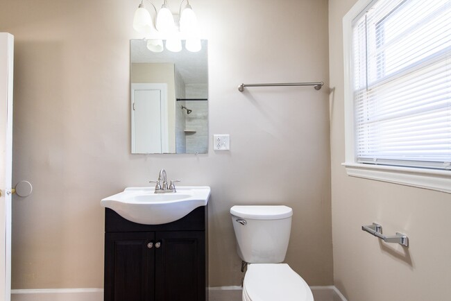 Building Photo - 4 bed 1 bath home for rent