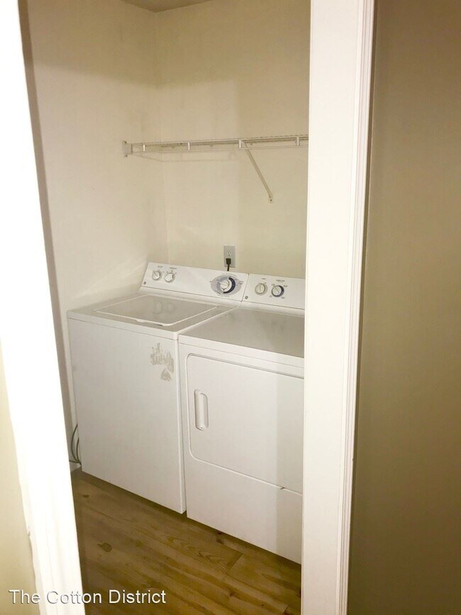 Building Photo - 307 1/2 Scales St