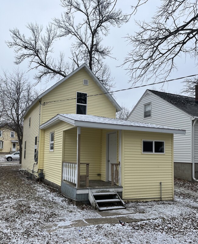 Building Photo - 725 W Cavour Ave