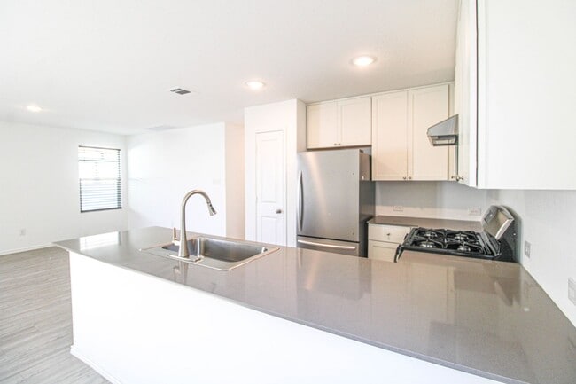 Building Photo - ************Move In Special- 2 WEEKS FREE!!!!************