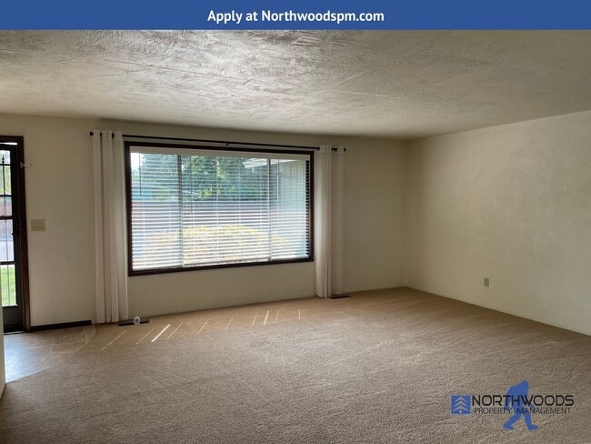 Building Photo - Very Nice 3 Bedroom 2 Bath Home-Located on a Corner Lot