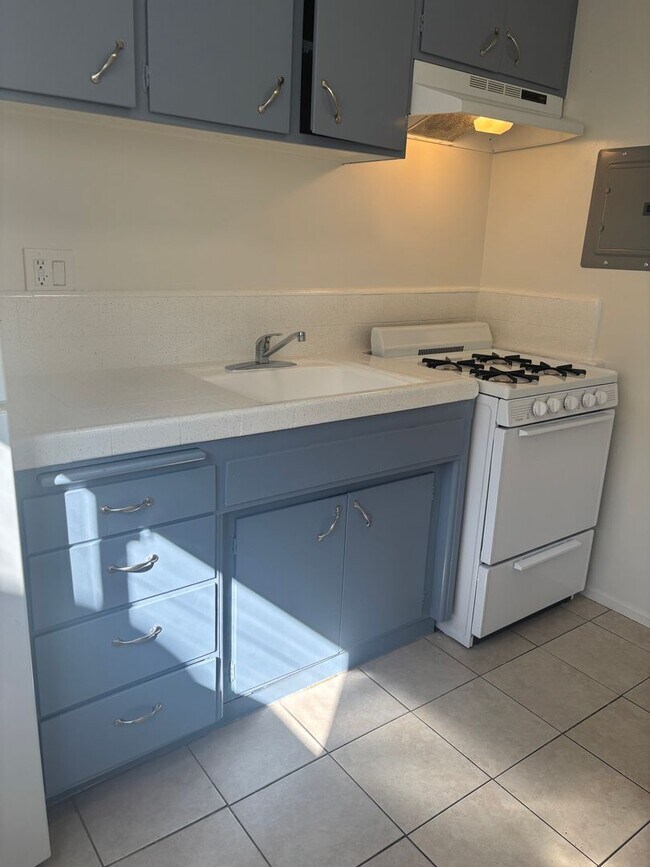 Building Photo - 220 W Spazier Ave