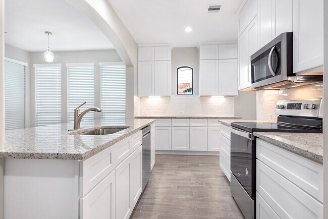 Building Photo - 28243 Chalet Park Dr