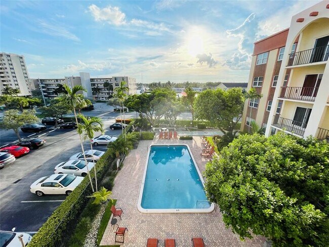 Building Photo - 400 N Riverside Dr