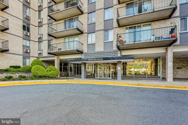 Building Photo - 3245 Rio Dr