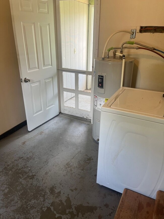 Building Photo - $895 - 2 bed 1 bath - Single Family Home