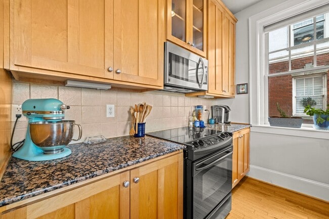 Building Photo - Amazing Garden-Style Condo Available NOW! ...