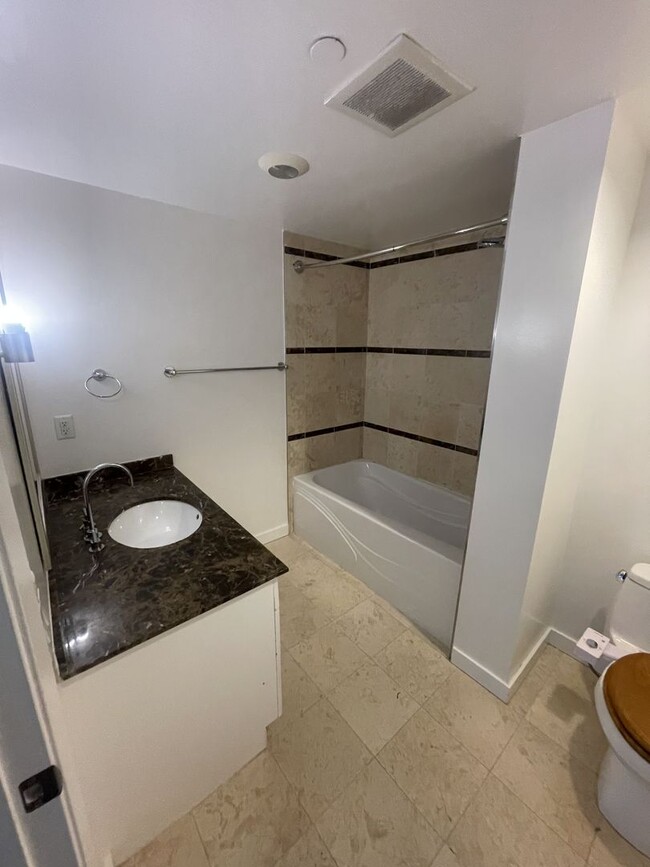 Building Photo - Upscale 1-Bedroom Oasis with Premium Ameni...