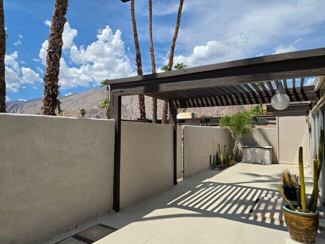 Building Photo - 723 E Louise Dr