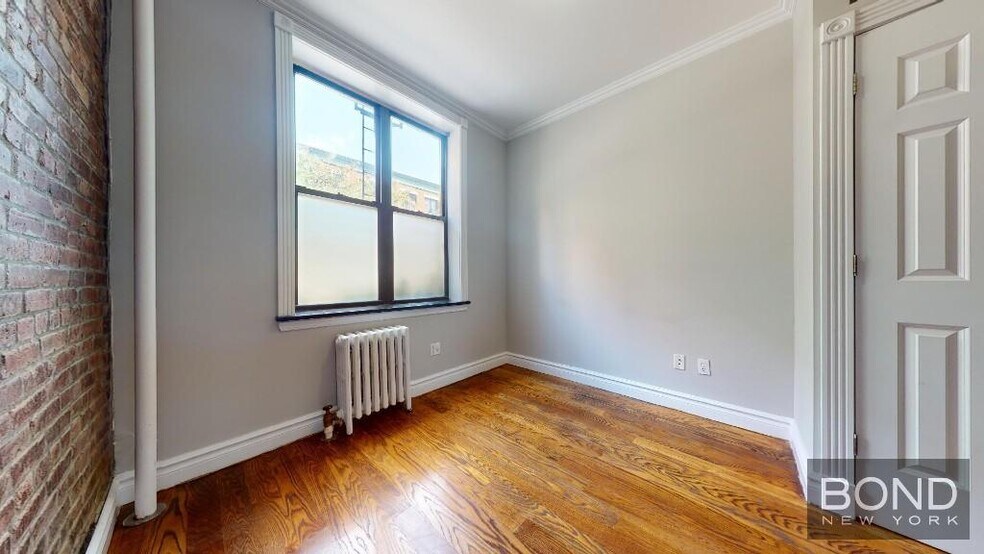 Building Photo - 382 E 10th St