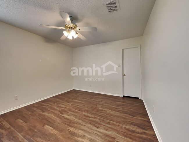 Building Photo - 205 Phlox Ln