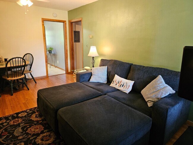 Building Photo - Charming Duplex Unit In Franklin Park