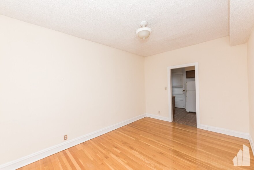 Building Photo - 3519 N Racine Ave