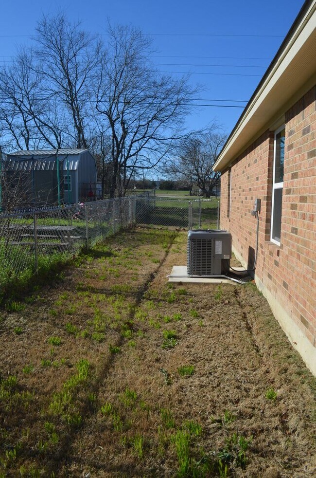 Building Photo - 400 Elbert Ln