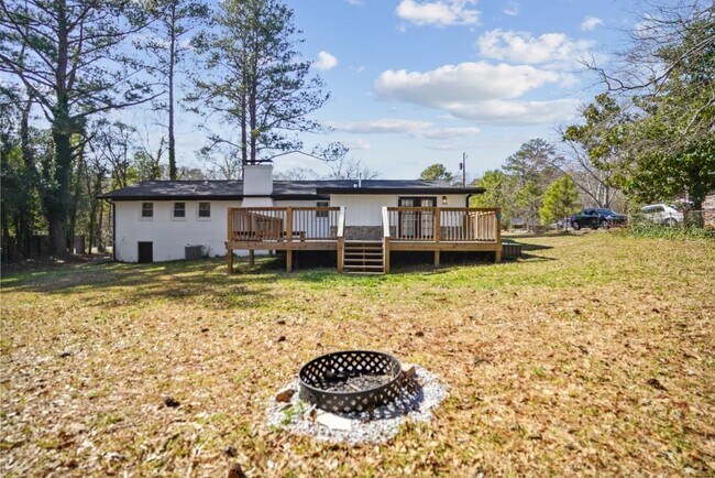 Building Photo - 3698 Sharon Dr