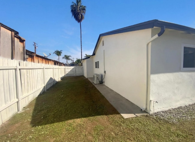 Building Photo - 896 Salina St