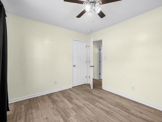 Building Photo - 103 Oakwood Ct