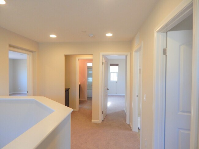 Building Photo - 36500 Acanthus Dr