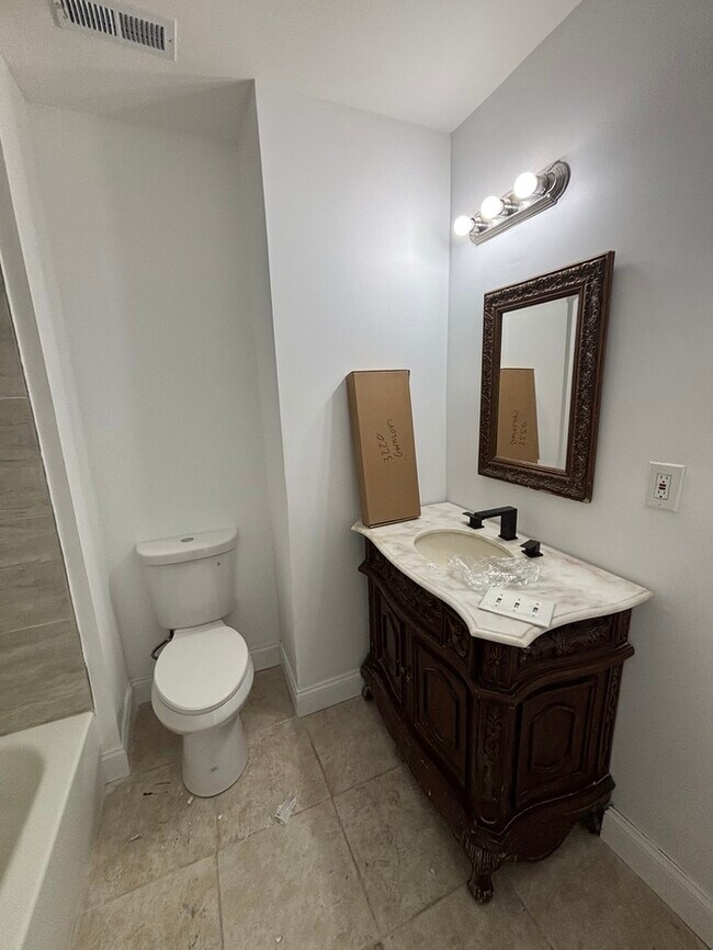 Building Photo - 5 bedroom townhome
