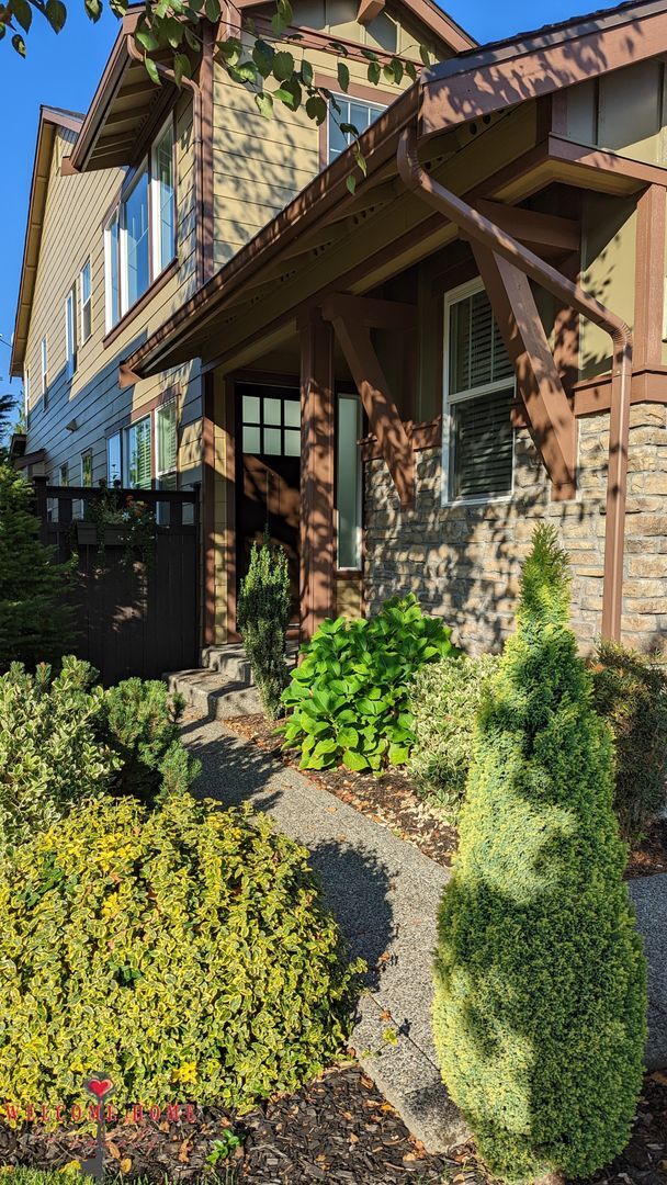 Building Photo - Beautiful open floorplan with FOUR large bedrooms and a cute office!!  AIR CONDITIONING!!!  NEW C...