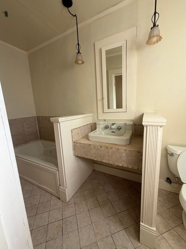 Building Photo - Three Bedroom, 2 Bathroom