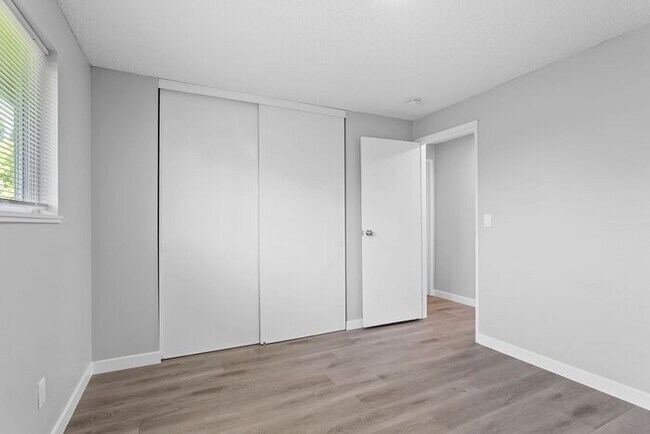 Building Photo - Affordable Comfort! Spacious 2-Bedroom Apa...