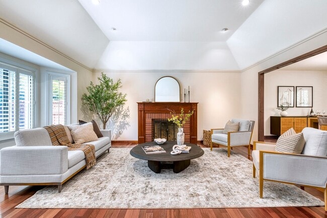 Building Photo - 8 Racquet Ct