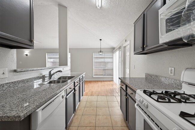 Building Photo - 5205 Beaverbrook Dr