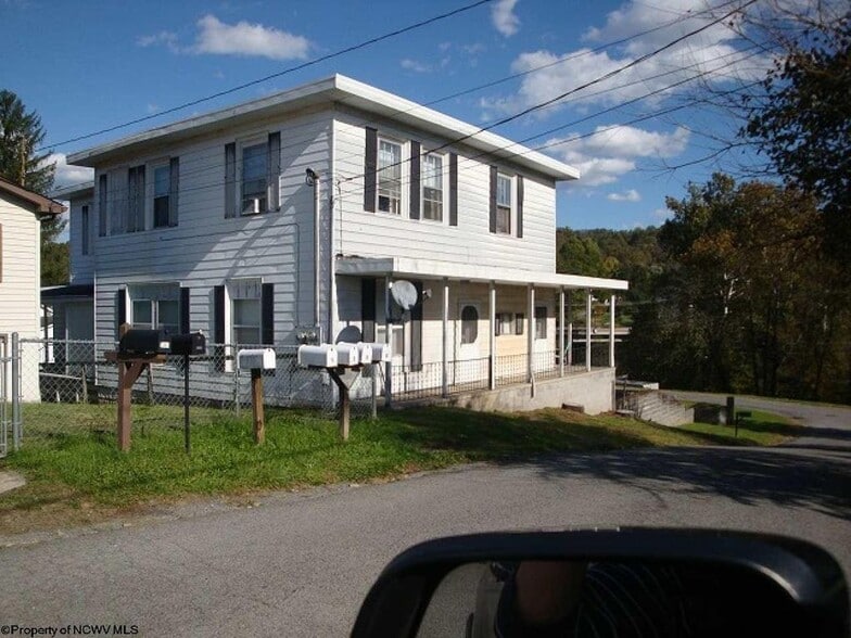 Primary Photo - 1347 Montrose Ave