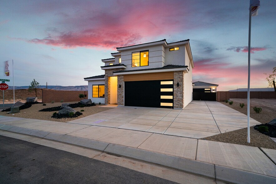 Primary Photo - 6068 S White Trails Dr