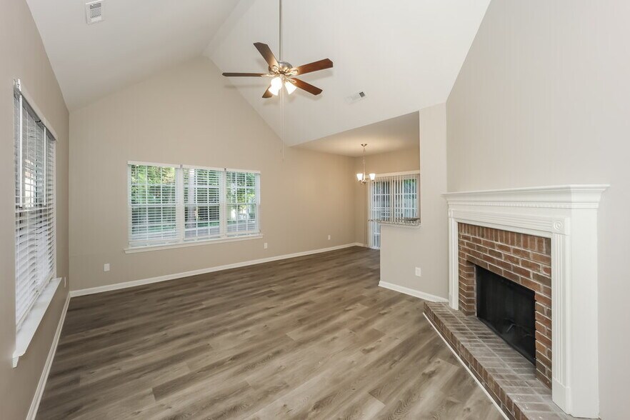 Building Photo - 542 N Fairfield Dr