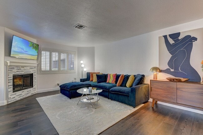 Building Photo - Fully furnished Condo in a great location!