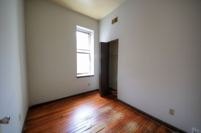 Building Photo - 2325 1/2 B Hickory St.