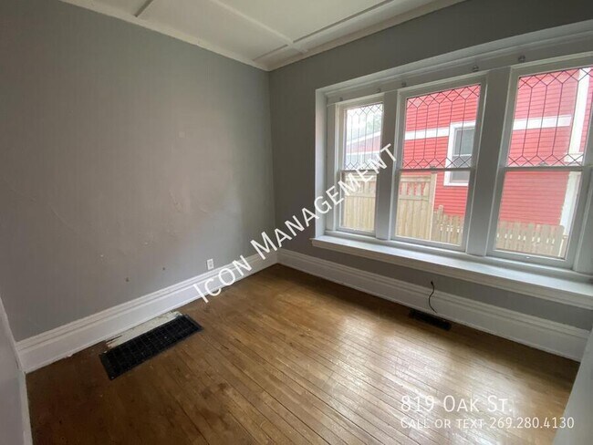 Building Photo - 819 Oak St