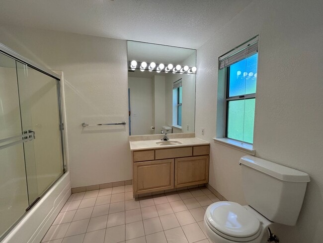 Building Photo - 2 Bed, 2.5 Bath Walnut Creek Home – Peacef...