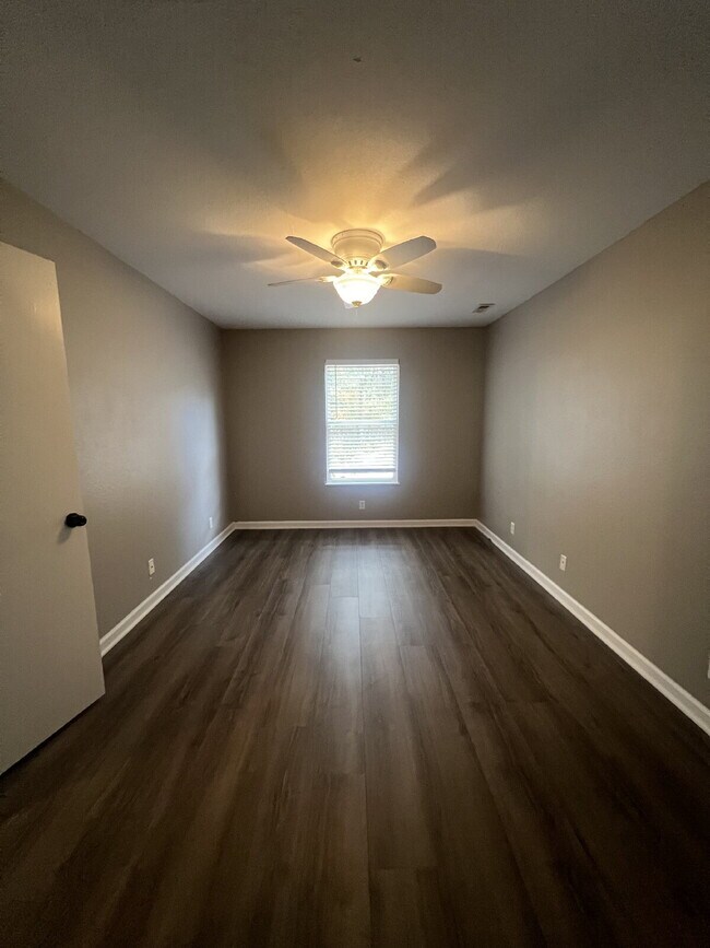 Building Photo - 101 Highlands Ct