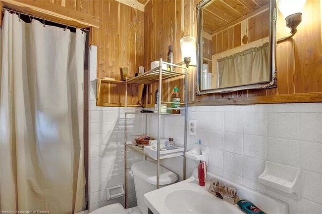 Bath - 1606 Churchill St