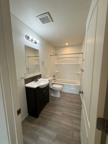 Building Photo - 1340 Shaker Pl