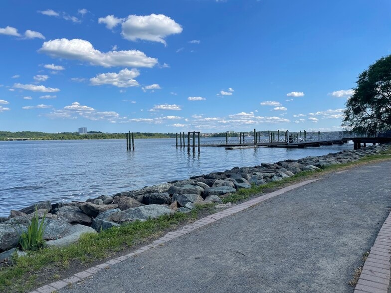 Building Photo - 306 Russell Rd