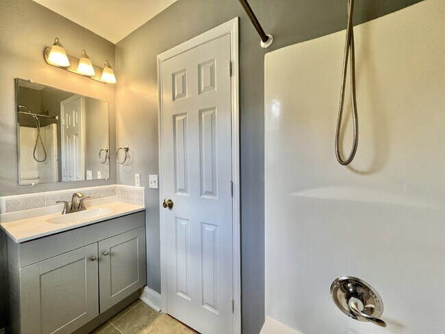 Building Photo - CONVENIENT LOCATION 3 Bedroom