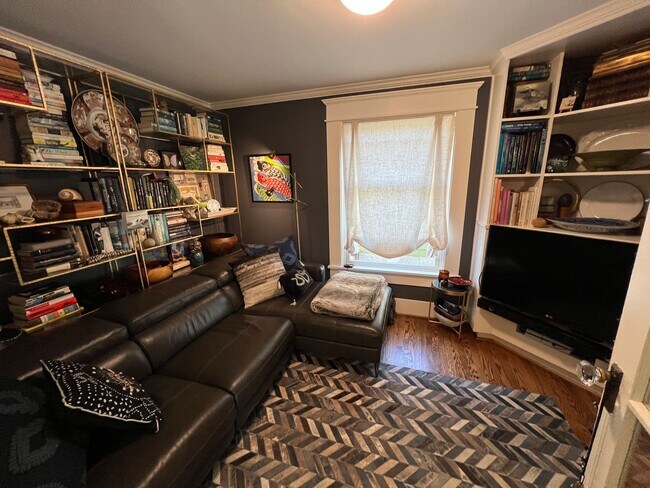 Building Photo - Gorgeous, Executive Living in Beautiful Ma...