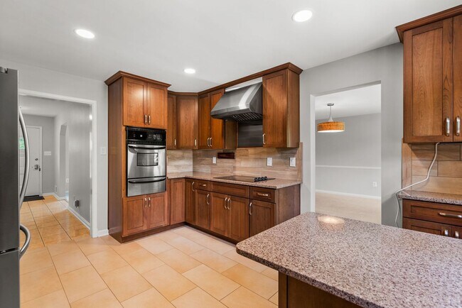 Building Photo - 5 Bed 3 Bath - Chevy Chase Rambler - Move IN Ready