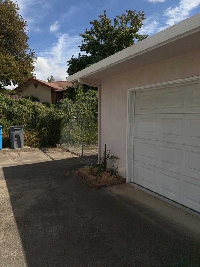 Building Photo - Charming 3-bedroom, 2-bathroom home is nes...