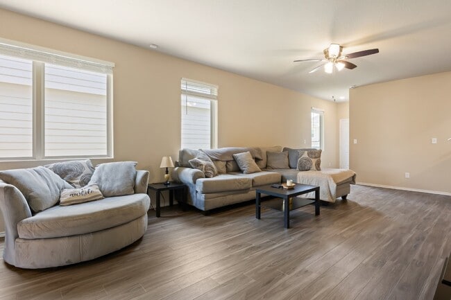 Building Photo - "Spacious 4-Bed Oasis with Granite Counter...