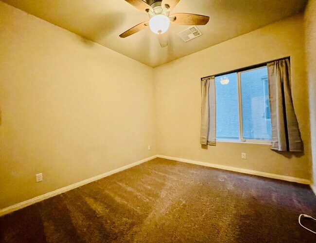 Building Photo - Newer 5 Bd, 3 Bth, Bonus Room, Open Floor ...