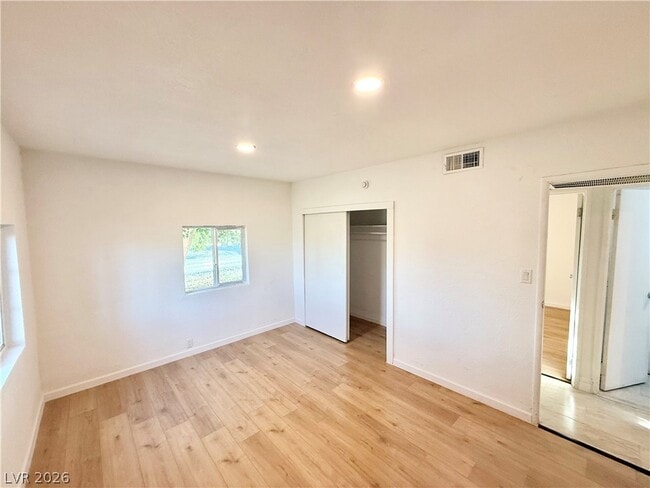 Building Photo - 510 E Simkins Rd