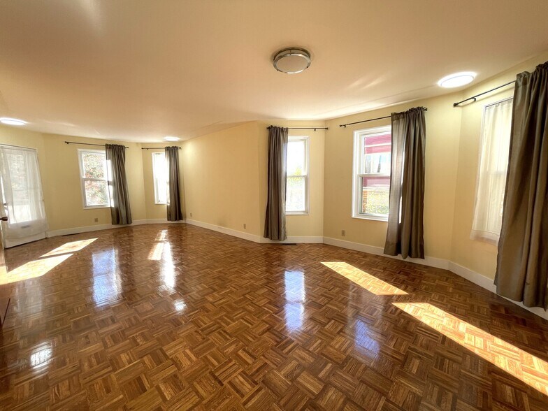 Primary Photo - 10 Packard Ave