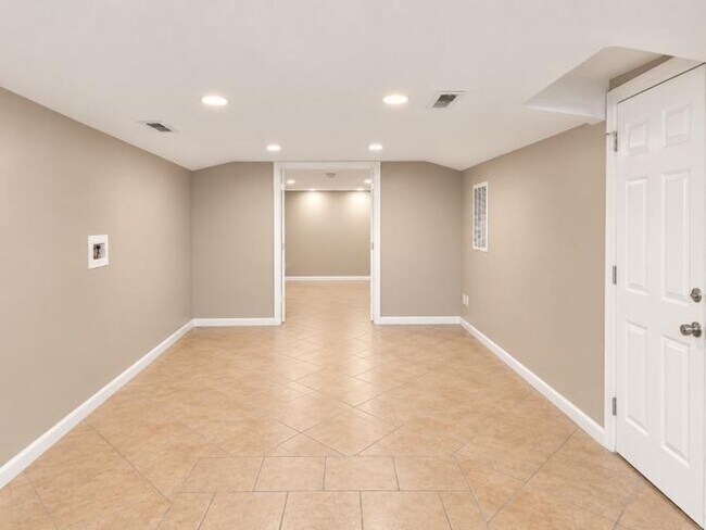 Building Photo - 720 Ranch Hill Dr